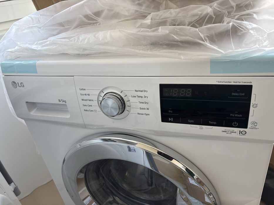 Чисто нова комбинирана пералня и сушилня LG F4J3TM5WE