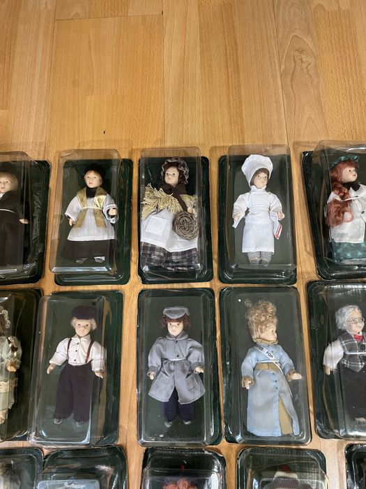 Колекция от 21бр. порцеланови кукли