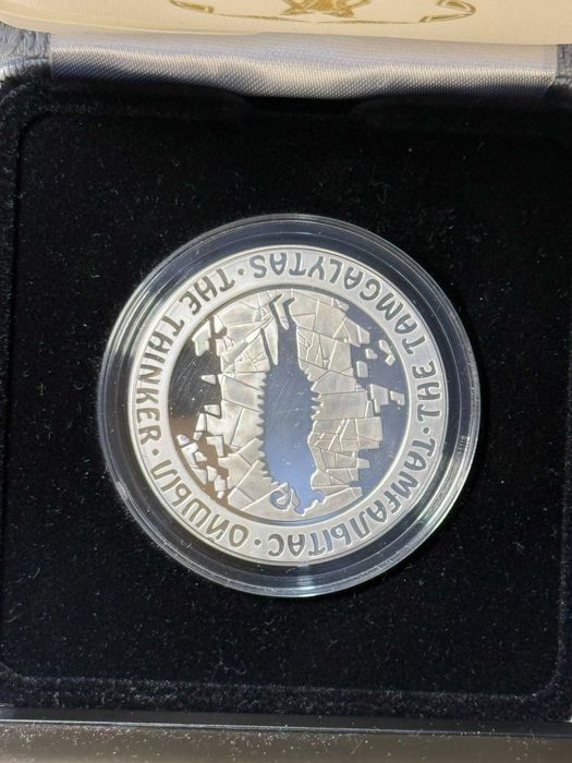 Сетебряная монета Мыслитель Петроглифы