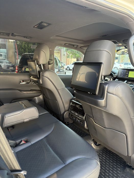 Toyota Land Cruiser 300