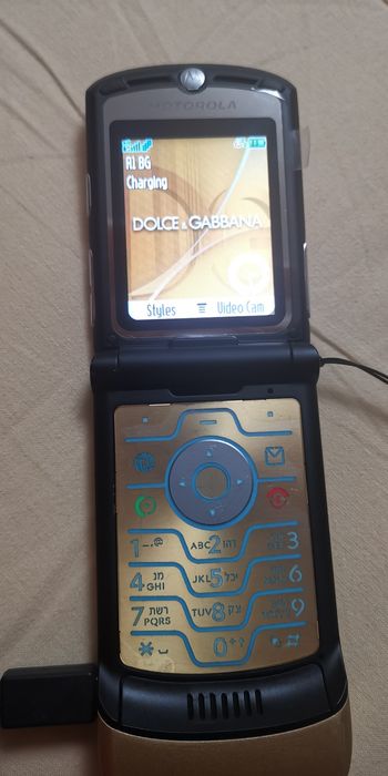 Продавам Motorola razr 3i dolce & gabbana