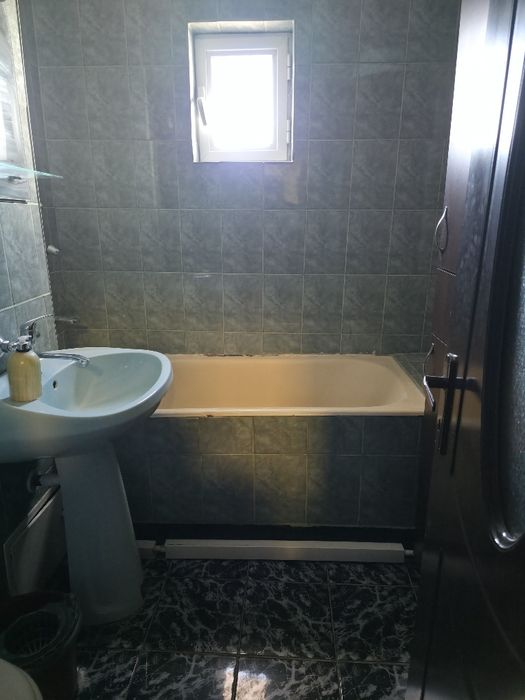 Închiriez apartament 2 camere decomandat