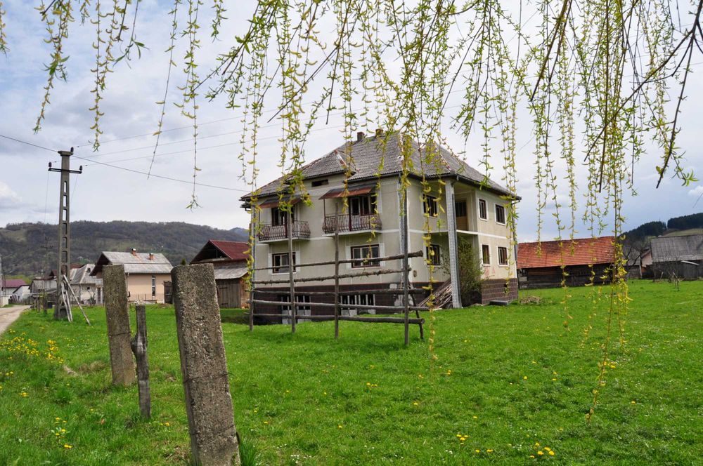 Vând casă tip duplex în Petrova, jud. Maramureș