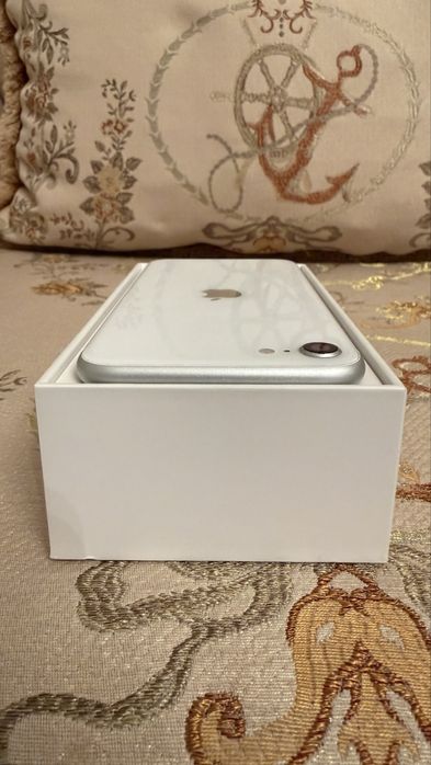 Iphone se 2020 продам айфон