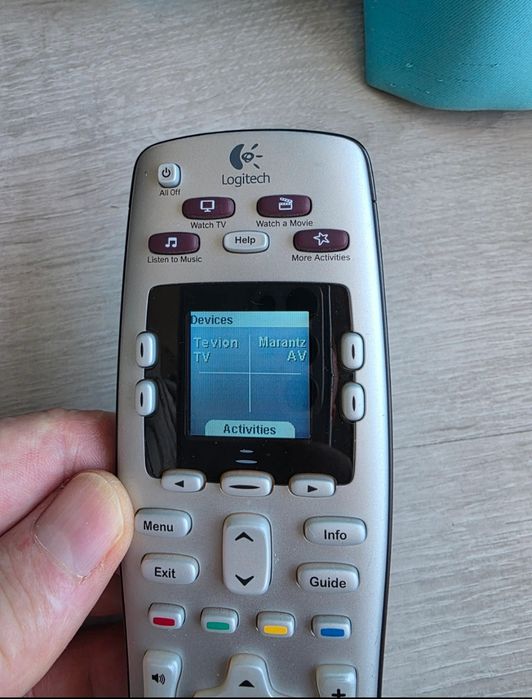 Telecomanda universala Logitech Harmony 600 si Logitech Harmony 650