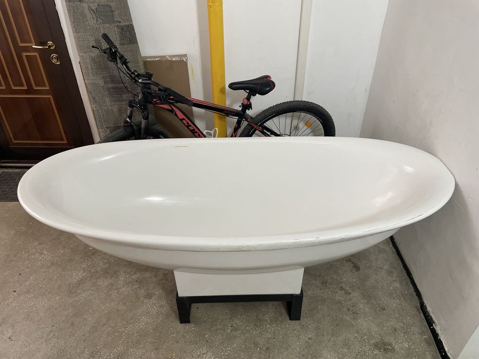 Cada baie ovala alba