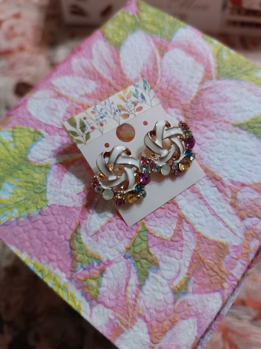 Нови обеци с камъчета