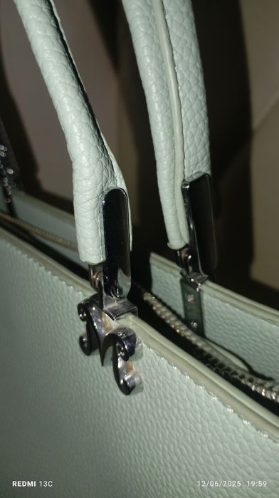 Ayollar sumkasi,katta hajmli