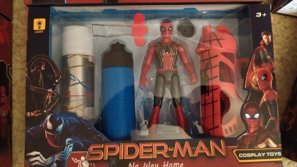 Аксессуары супергероев стреляют дисками и присосками и т.д