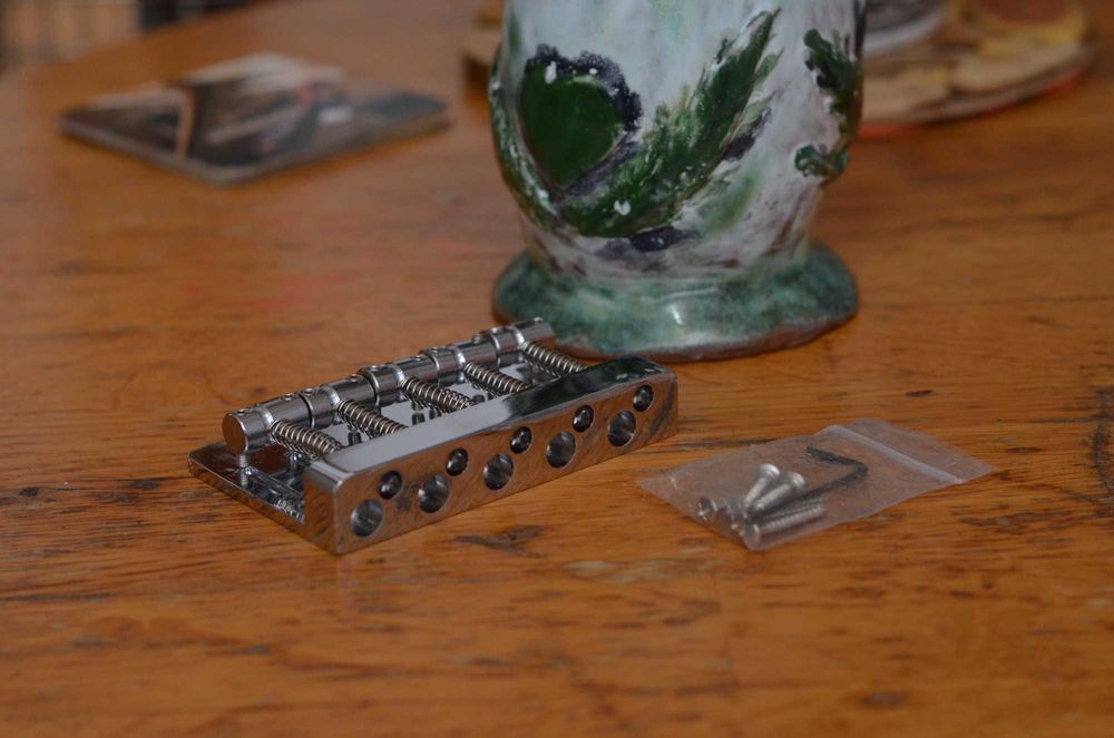 Bridge pentru chitara bas din metal.