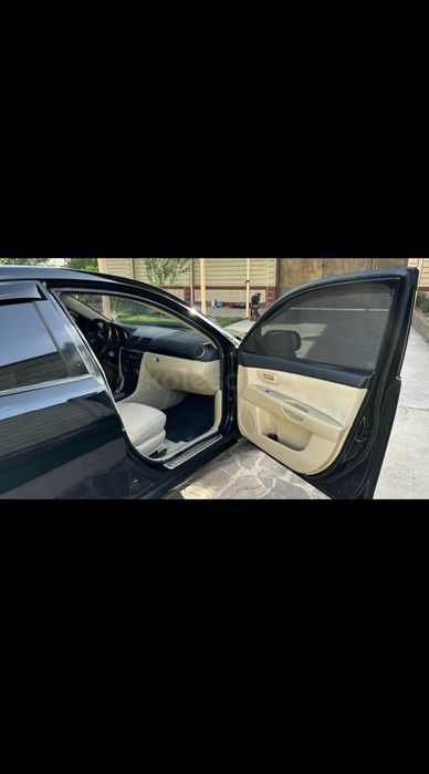 Машина Мазда 3 чорный