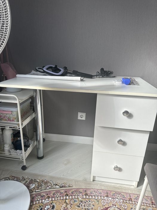 Маникюрный стол, стуля