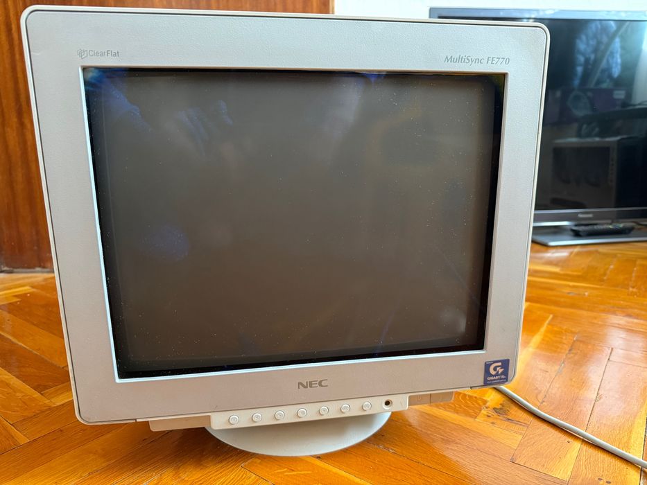 Комплект Ретро техника – PC + CRT TV JVC + DVD + 2 монитора + аксесоари