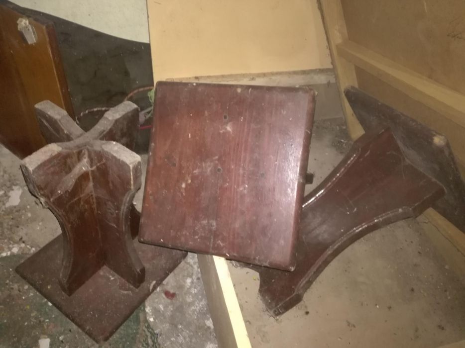 Продавам маси, стойки за чадър