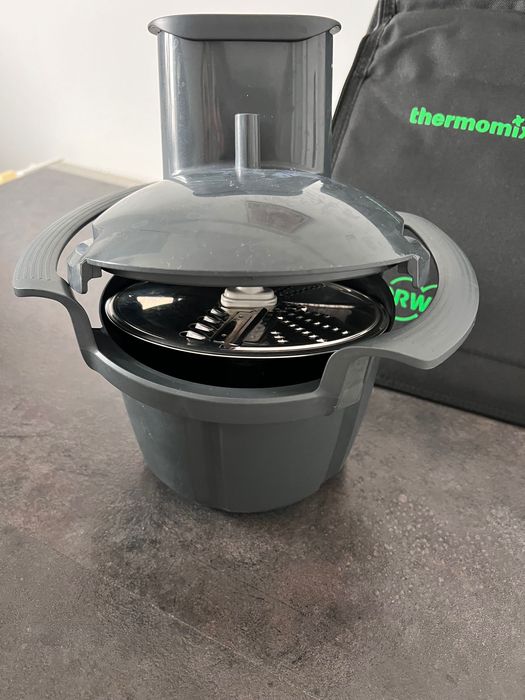 Vând robot de bucătărie Thermomix tm6