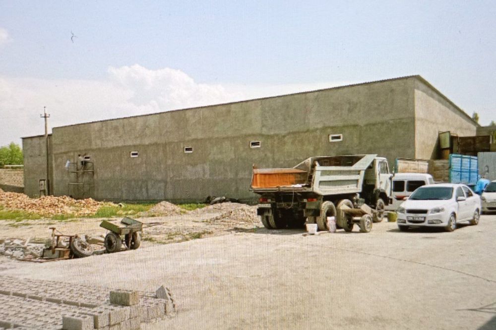 Продаётся 1 га производственная база.