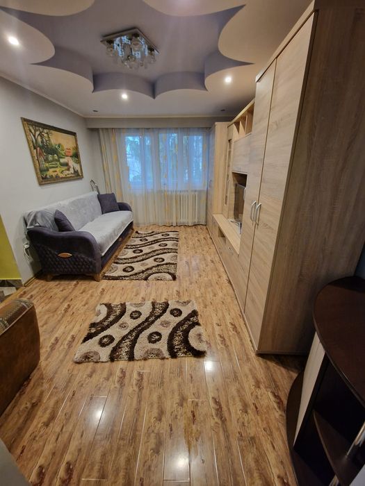 Închiriez apartament cu 2 camere