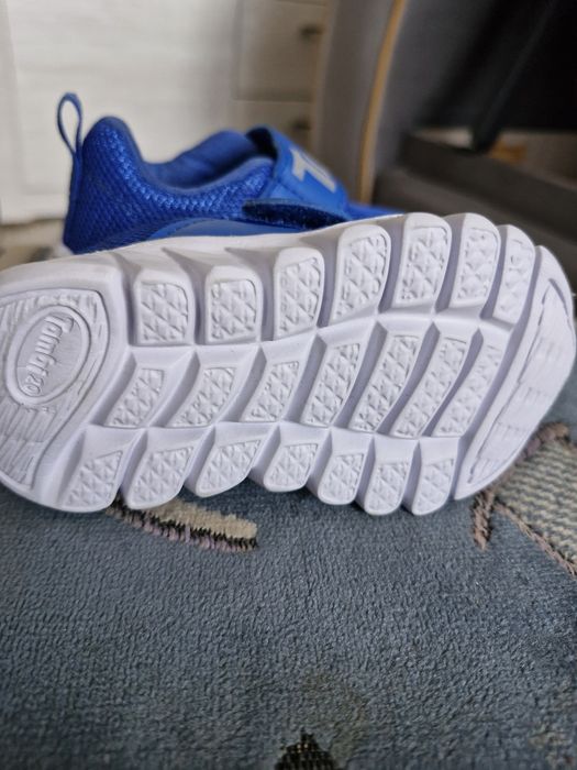 Продам кроссовки новые