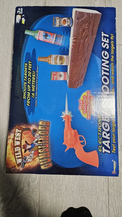 Детска игра със стрелба по бутилки