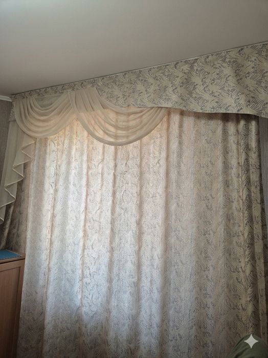 Продам шторы бежевые