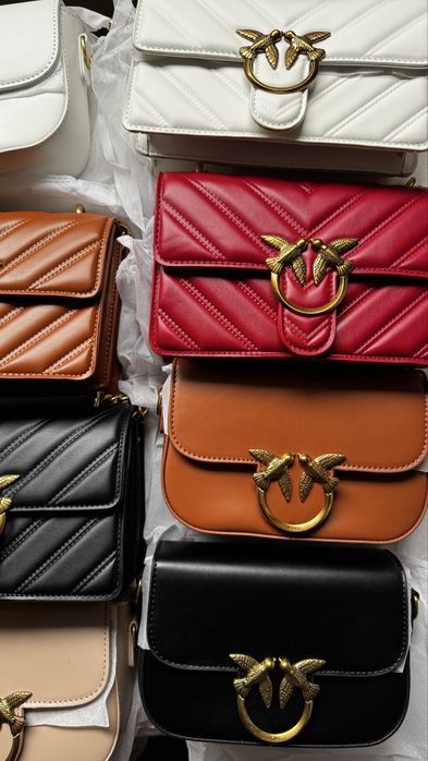 Чанти в различни цветове със златно лого