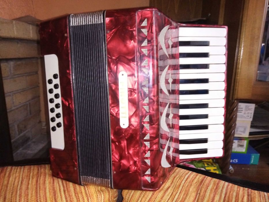 Акордеон Фироти 12 баса.