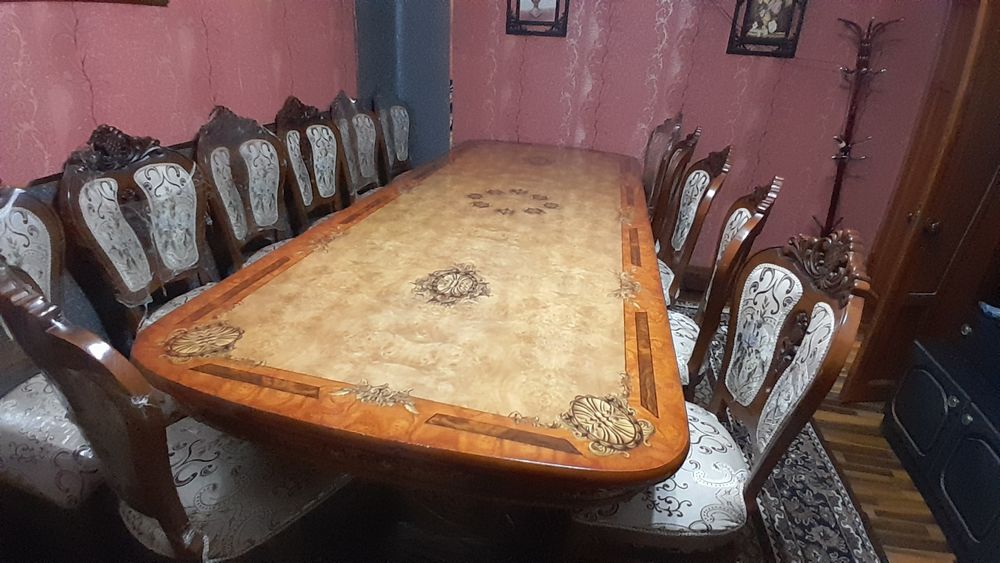 Гостинный стол и стулья в отличном состоянии
