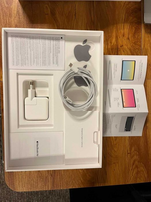 MacBook Air M1 13" (Apple Silicon), 8GB RAM, 256GB SSD - Ca NOU (Sub 100 utilizări), Cutie Completă