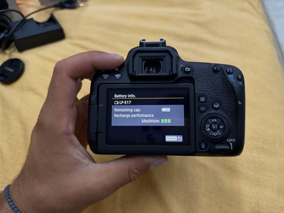 Canon  77D със 18-55mm/f4-5.6 IS STM и 50mm/f1.8 STM