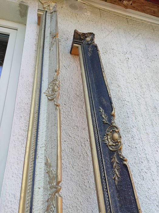 Vand galerii din lemn cu ornamente sculptate in gips.