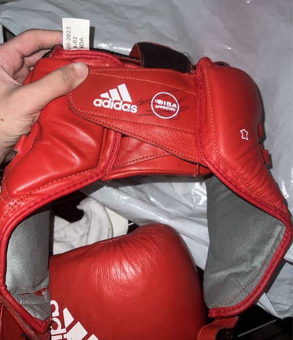 Комплект адидас перчаток и шлема