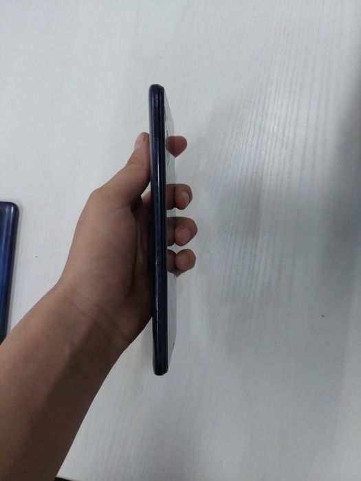 Qanday qilib erkak massaj terapevti mushukni yalagan