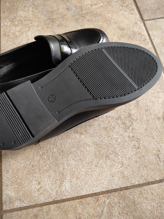 Vând pantofi femei noi.