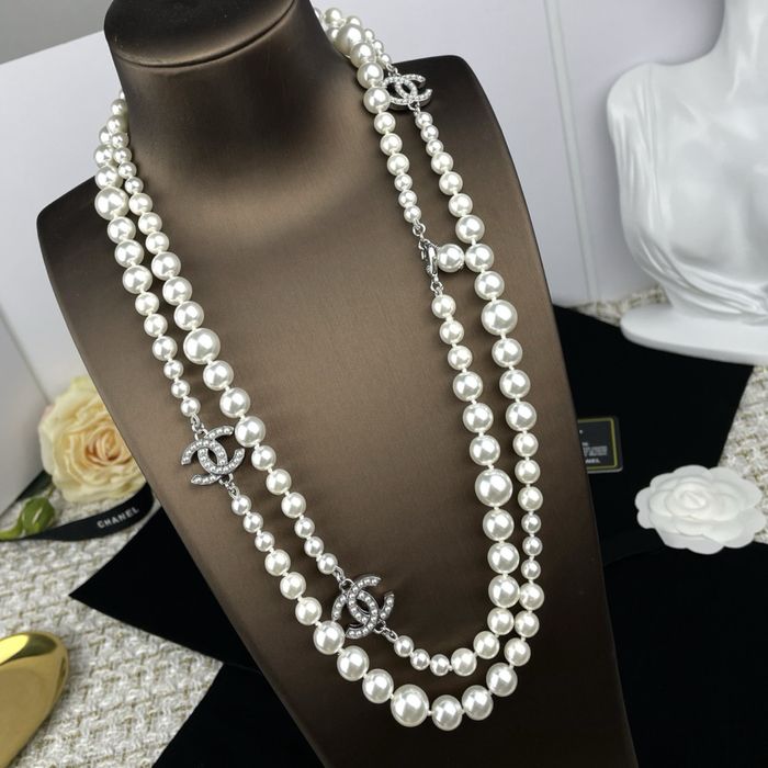 Colier Chanel cu perle artificiale si logo-ul emblematic CC-La comanda !