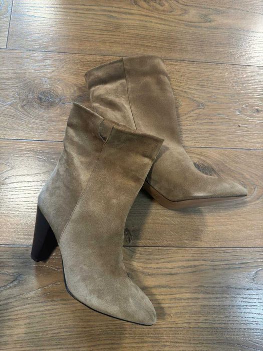 Botine noi bej inchis din piele intoarsa dama Isabel Marant