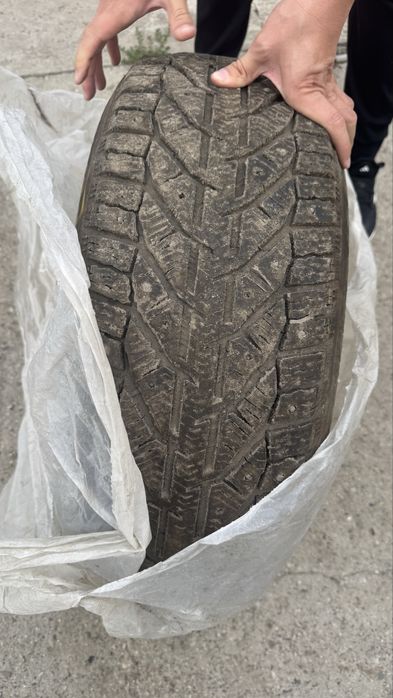 Продам зимние шины с шипами 225/60 R17