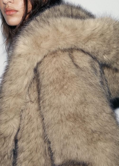 Уникално палто с косъм с подчертани рамене и дълго палто с качулка