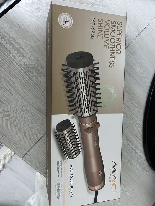 Фен щетка  Две насадки  .Куплено заграницей.