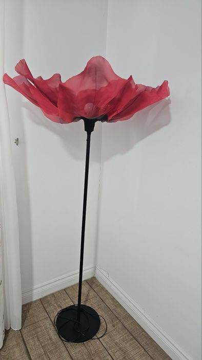 Lampadar roșu cu negru