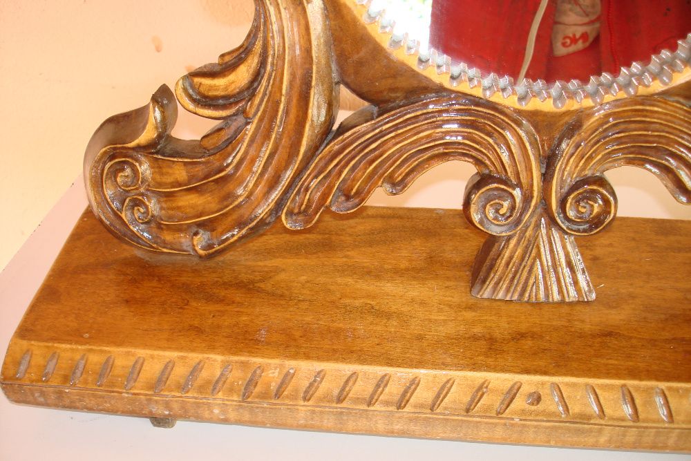 Oglinda veche cu rama sculptata