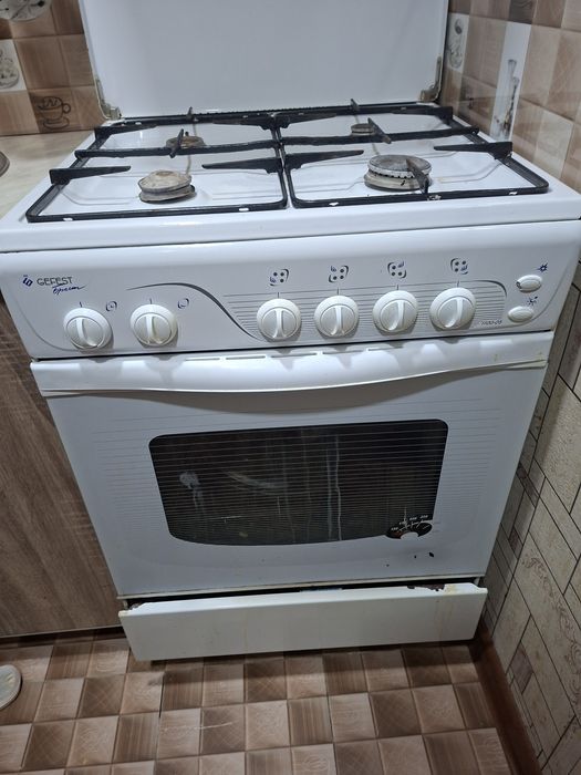 Gaz plita gefest va moykasi bilan.