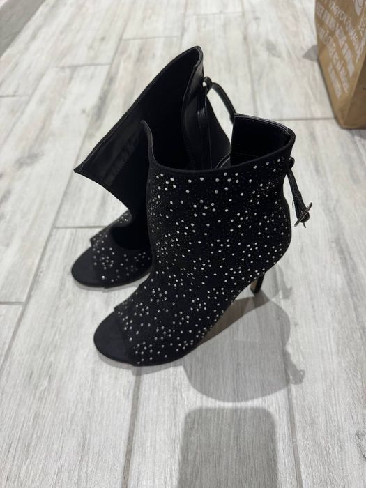 Дамски обувки с мъниста