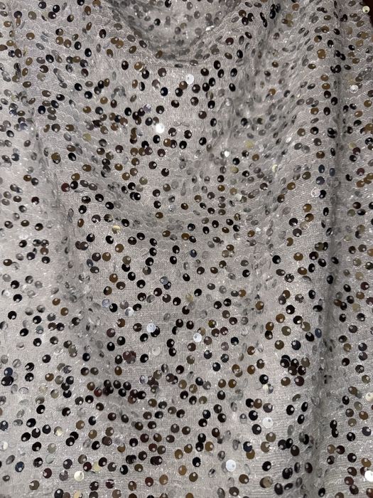 Стилна бяла рокля с пайети и пера на презрамките от SHEIN.