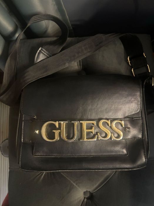 Маркова чанта Guess