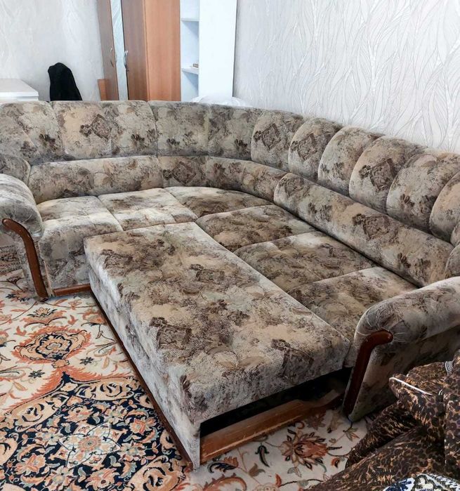 Диван угловой расклодной даром бесплатно  (самовывоз Абая)