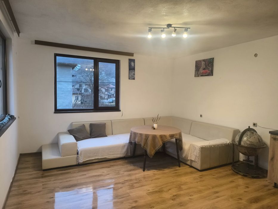 Продавам масивна къща