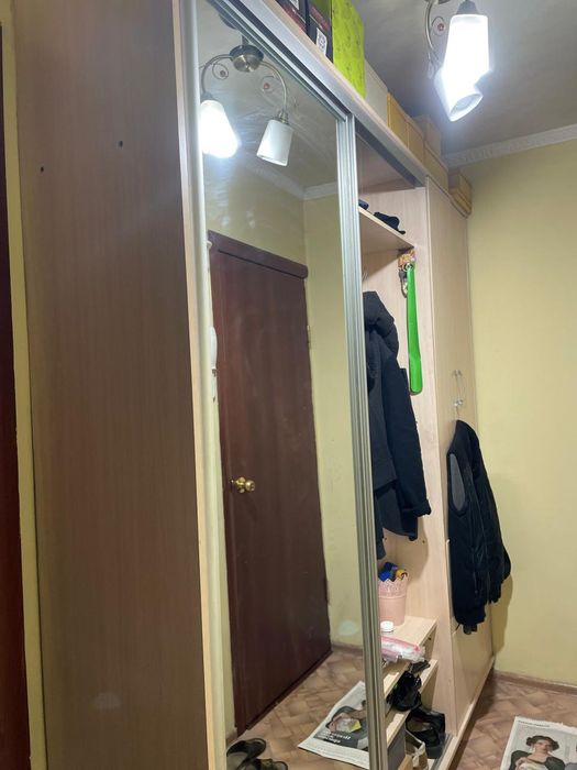 Продам прихожую  шкаф