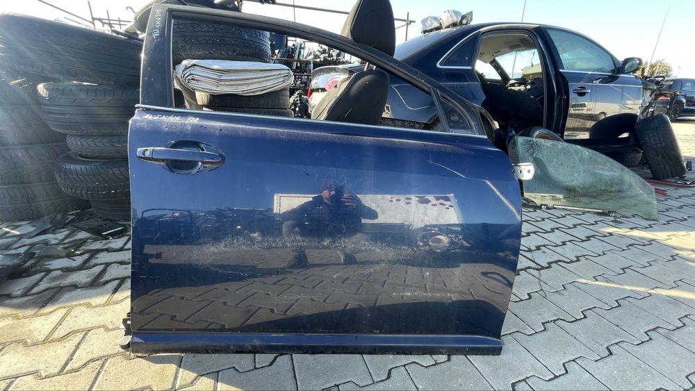 Toyota Avensis T25/предна дясна врата/