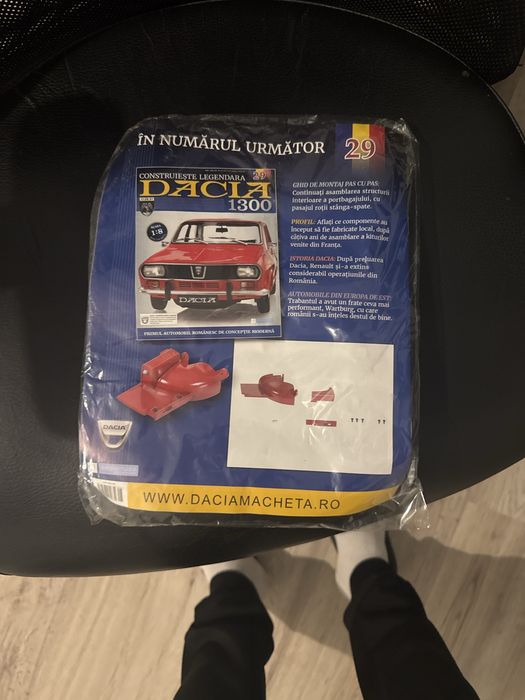 Vând reviste + piese „Construiește Legendara Dacia 1300” scara 1:8