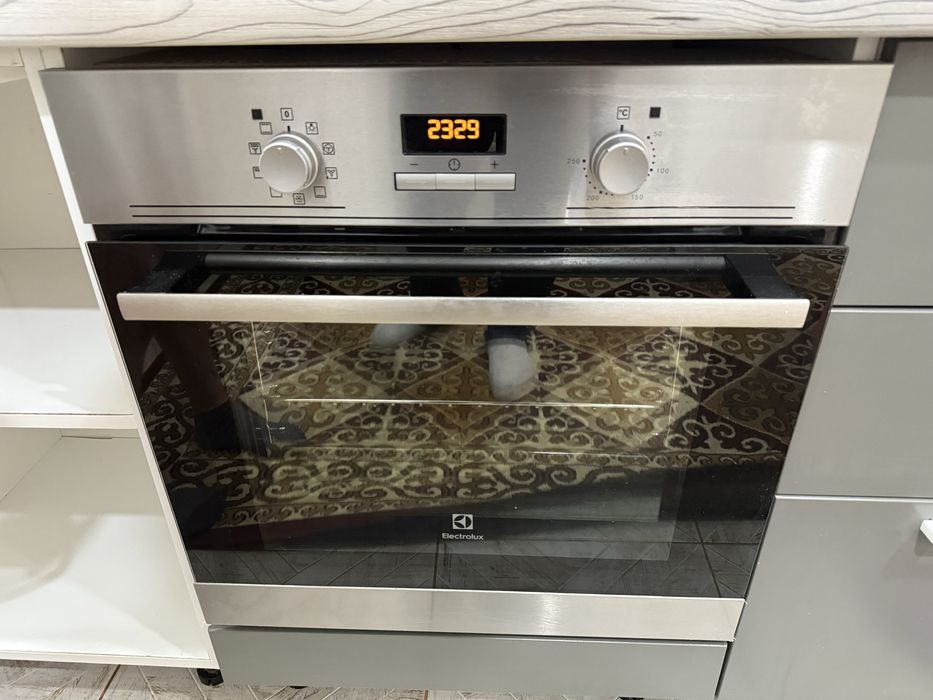 Духовой шкаф б/у Electrolux